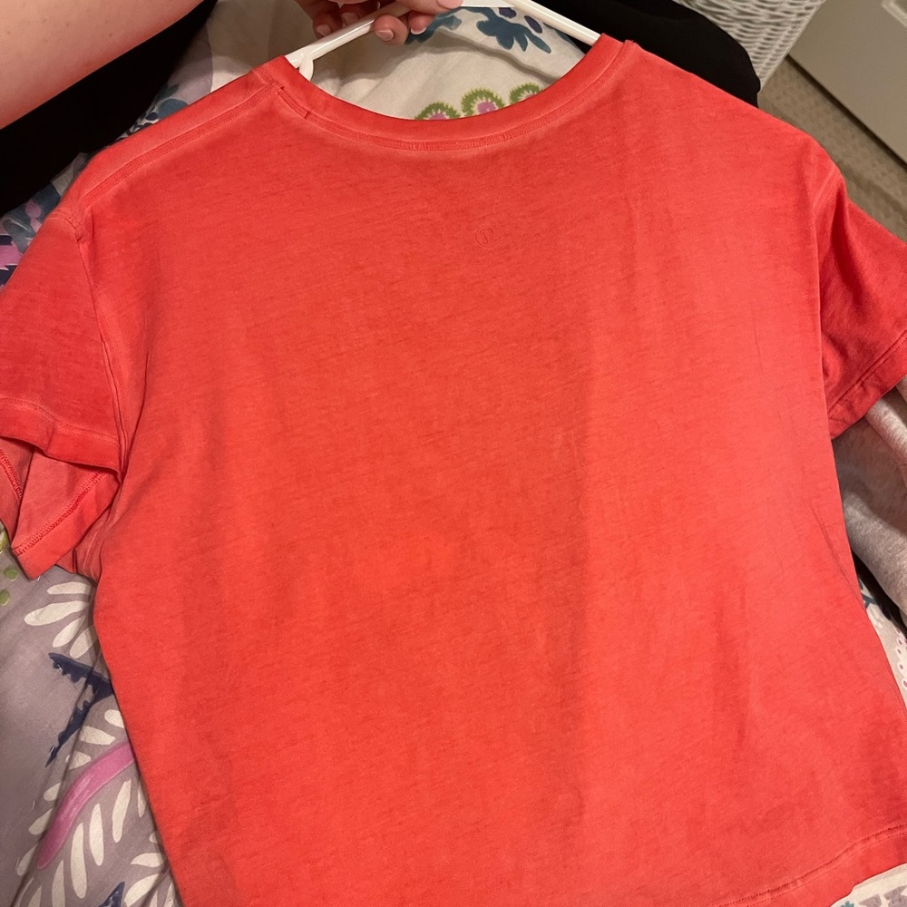 Cropped lululemon tee